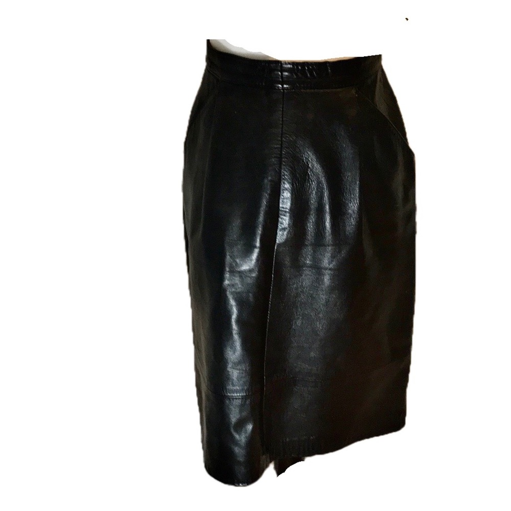“GIGI BOUTIQUE” Vintage Black Leather Skirt.